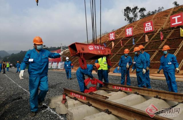 中老铁路国内段开始铺轨1.jpg