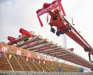 全线贯通后昆明至万象可夕发朝至——中老铁路国内段开始铺轨 全线贯通后昆明至万象可夕发朝至——中老铁路国内段开始铺轨