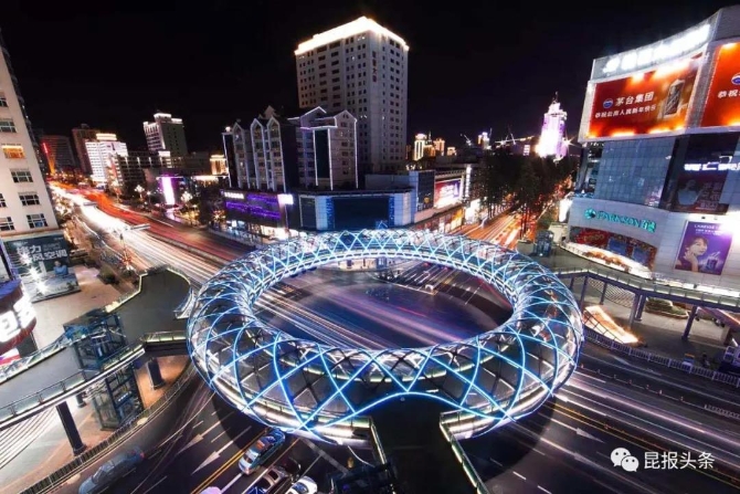 昆明首座环形天桥——小花园环型天桥,造型如同一个巨型甜甜圈”,提升夜春城“颜值”。 昆明首座环形天桥——小花园环型天桥,造型如同一个巨型甜甜圈”,提升夜春城“颜值”。