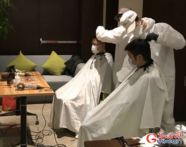 视频丨为逆行者“逆行”——两位武汉发型师的战疫故事 视频丨为逆行者“逆行”——两位武汉发型师的战疫故事