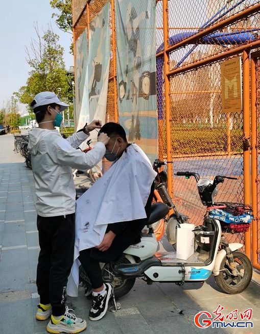 视频丨为逆行者“逆行”——两位武汉发型师的战疫故事 视频丨为逆行者“逆行”——两位武汉发型师的战疫故事