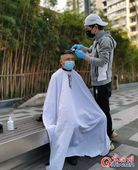 视频丨为逆行者“逆行”——两位武汉发型师的战疫故事 视频丨为逆行者“逆行”——两位武汉发型师的战疫故事
