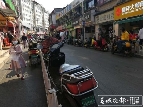 圆西路网红美食街30多家店铺关门转让3.jpg