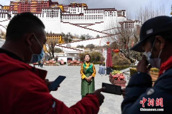 3月1日,世界文化遗产布达拉宫首次开启直播。图为布达拉宫管理处工作人员正在做直播前的准备。 <a target='_blank' href='http://www.chinanews.com/'>中新社</a>记者 何蓬磊 摄 点击进入下一页
