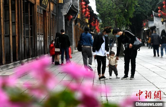 资料图:游客在福州三坊七巷游玩。 吕明 摄 点击进入下一页