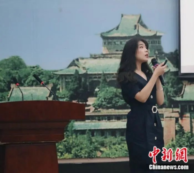 王琇琨此前在学校进行演讲 受访者供图 点击进入下一页