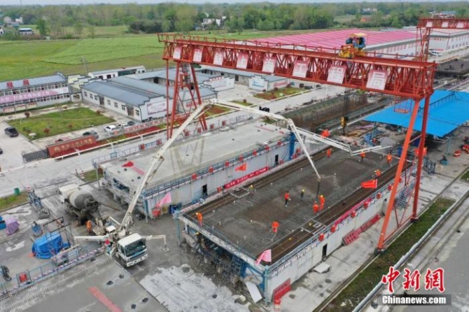 4月12日，航拍安九铁路安徽段潜山制梁场最后一榀箱梁浇筑现场。韩苏原 摄