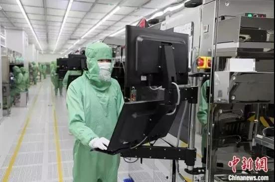 资料图：工人们身着防护设备，全副武装复工。<a target='_blank' href='http://www.chinanews.com/'>中新社</a>记者 王华 摄