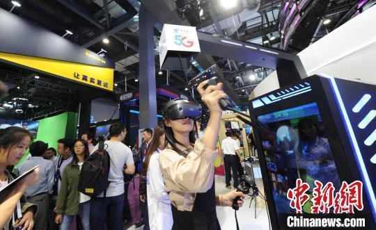 图为民众体验5G VR技术带来的观感体验。(资料图) 汤扉 摄
图为民众体验5G VR技术带来的观感体验。(资料图) 汤扉 摄