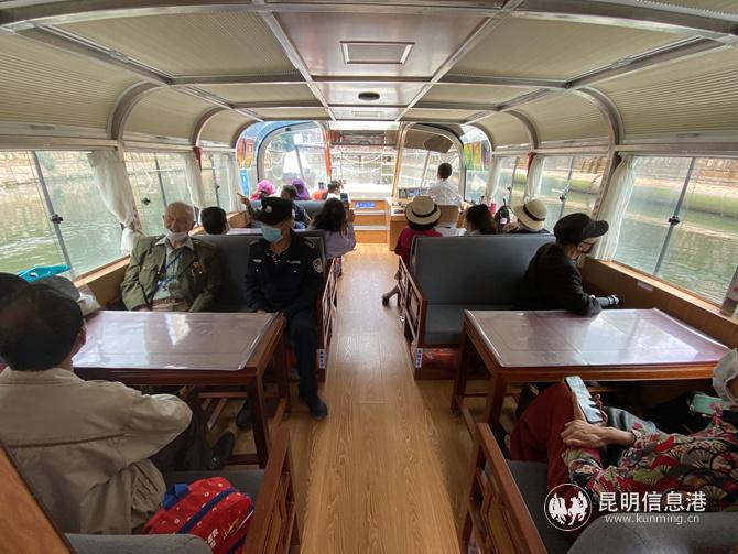 乘船游览盘龙江