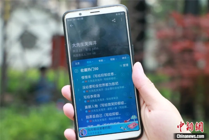 别人唱歌挣钱，他唱歌治病，有时候还救命……