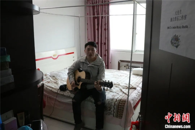 别人唱歌挣钱，他唱歌治病，有时候还救命……