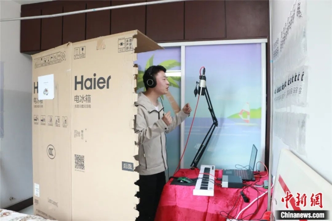 别人唱歌挣钱，他唱歌治病，有时候还救命……