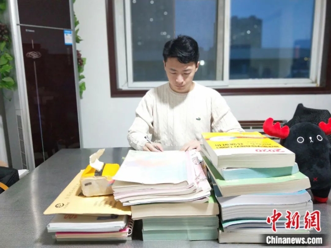 别人唱歌挣钱，他唱歌治病，有时候还救命……