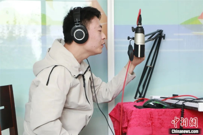 别人唱歌挣钱，他唱歌治病，有时候还救命……