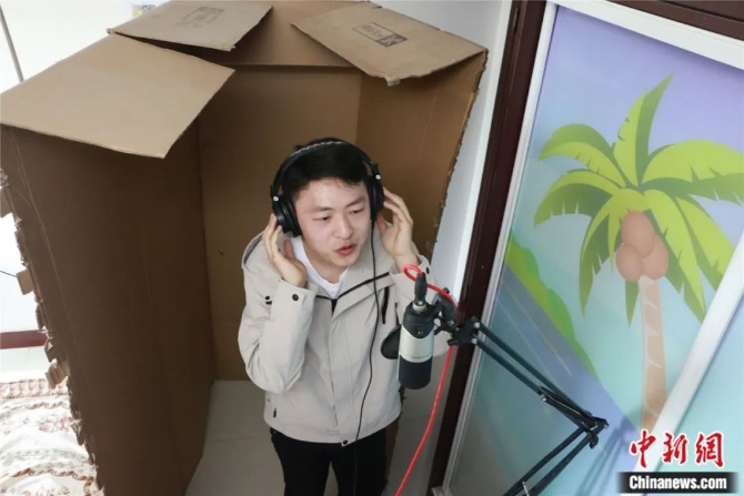 别人唱歌挣钱，他唱歌治病，有时候还救命……