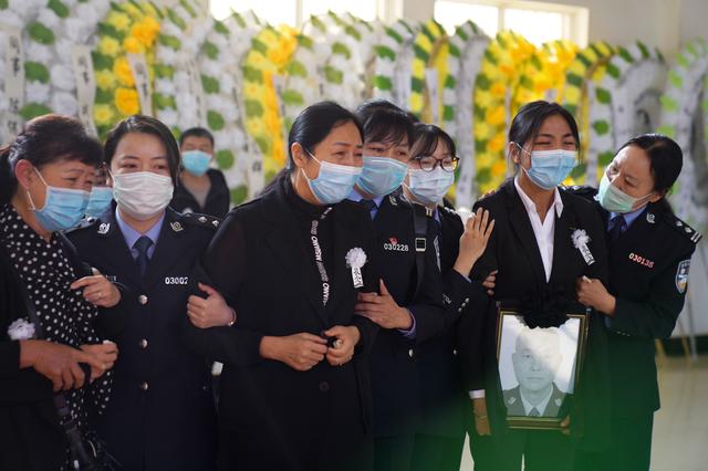 战疫70多天楚雄民警李俊殉职,群众自发追悼送别“彝州卫士