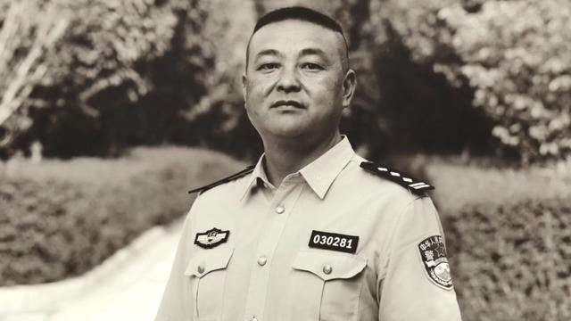 战疫70多天楚雄民警李俊殉职,群众自发追悼送别“彝州卫士