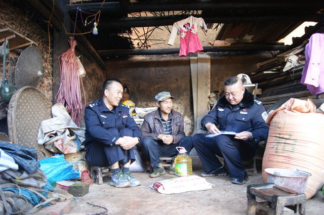 战疫70多天楚雄民警李俊殉职,群众自发追悼送别“彝州卫士