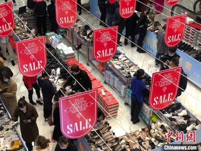 资料图：商场减价促销，吸引众多市民选购 郭佳 摄