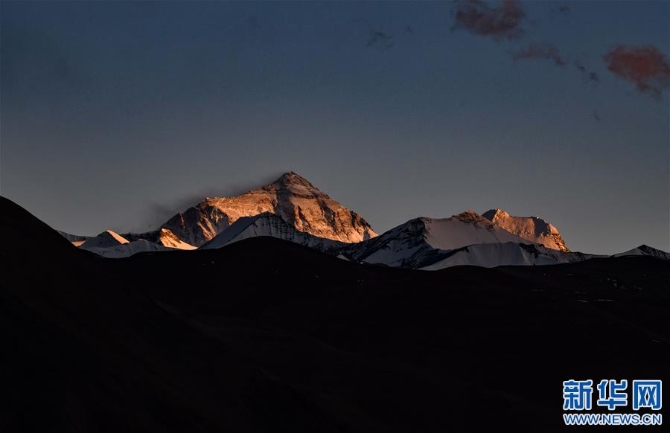 （2020珠峰高程测量）（3）珠峰夕照