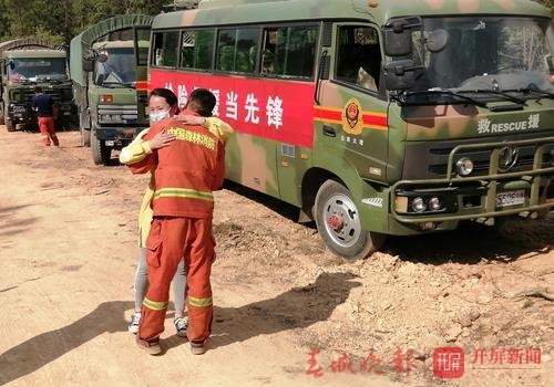 昆明消防小哥在安宁灭火一线与亲人团聚1.jpg