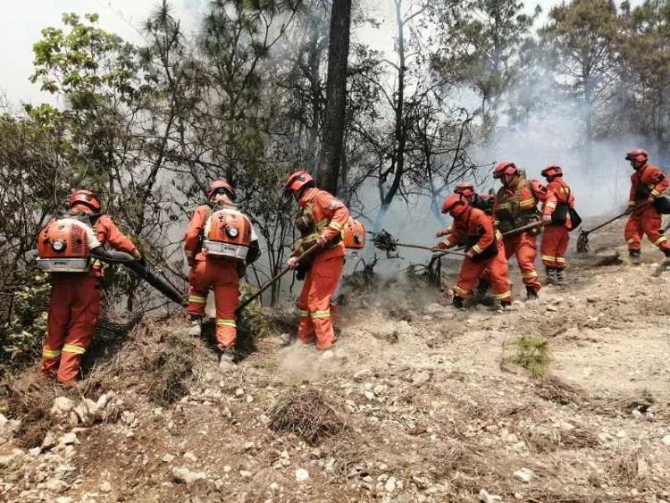 火灾云南安宁发生森林火灾，消防员已奋战三天！这个细节把网友看哭了