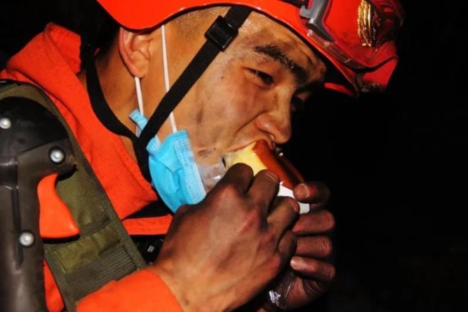 火灾云南安宁发生森林火灾，消防员已奋战三天！这个细节把网友看哭了