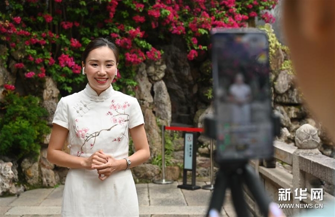 5月19日，讲解员缪妙在福州历史文化街区三坊七巷直播介绍古厝文化。新华社记者 林善传 摄4