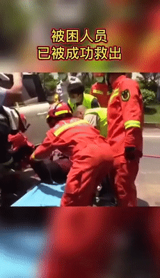 救援现场，万能消防员遇见护士小姐姐，一个举动暖化了