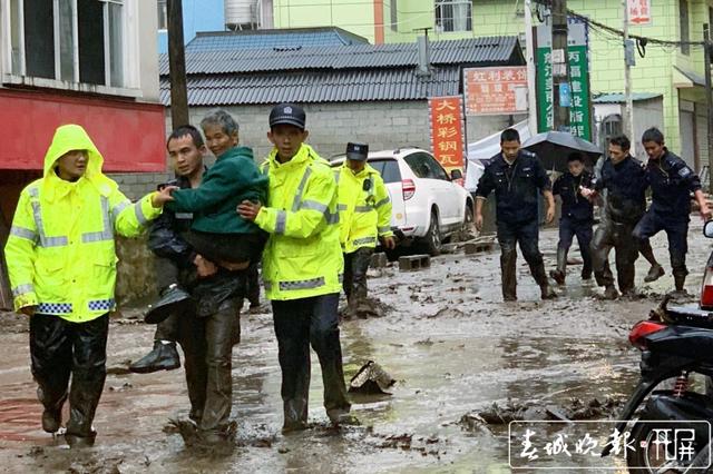 贡山警方持续奋战在泥石流防汛救灾一线 (3).jpg