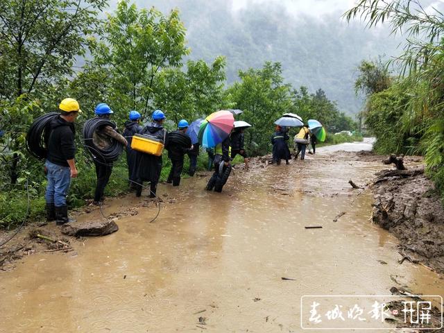 电信部门正全力进行抢通 (5).jpg