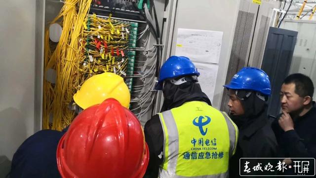 电信部门正全力进行抢通 (6).jpg