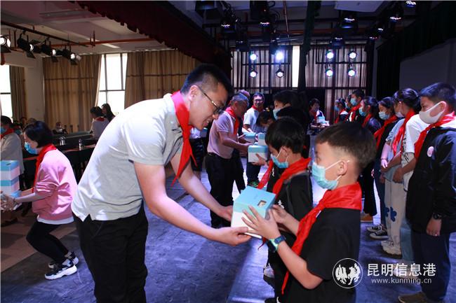 共青团西山区委书记吴阳青书记给学生发放礼品