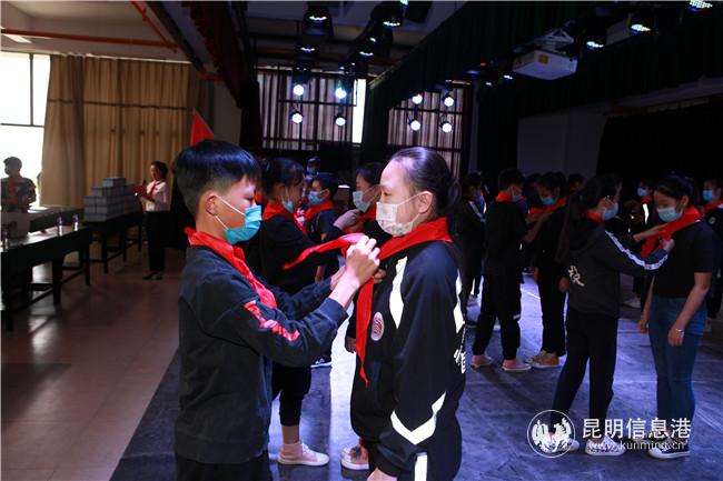 老队员给新队员系红领巾