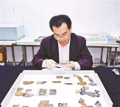 一“蠢”值十万 古文字学者蒋玉斌破译“悬赏”甲骨文