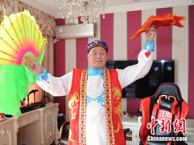 这个穿着西装捡垃圾的东北姥爷 在网上有千万粉丝