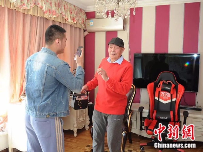 这个穿着西装捡垃圾的东北姥爷 在网上有千万粉丝