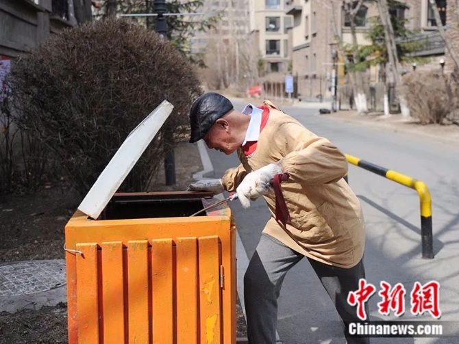 这个穿着西装捡垃圾的东北姥爷 在网上有千万粉丝