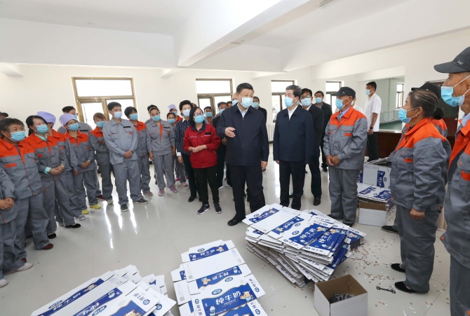 6月8日至10日,中共中央总书记、国家主席、中央军委主席习近平在宁夏考察。这是6月8日下午,习近平在吴忠市红寺堡区红寺堡镇弘德村扶贫车间,同正在加工制作纸箱的村民交流。