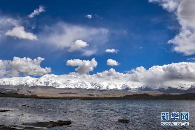 d帕米尔高原上喀拉库勒湖畔连绵的雪山（6月16日摄）。 夏日，新疆帕米尔高原上，连绵的雪山、湛蓝的湖泊和如茵的草地交相辉映，呈现出壮美的生态画卷。 新华社记者 高晗 摄