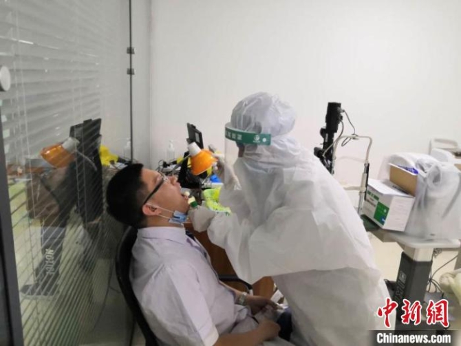“离病毒最近的人”：每天为400多人采集咽拭子标本
