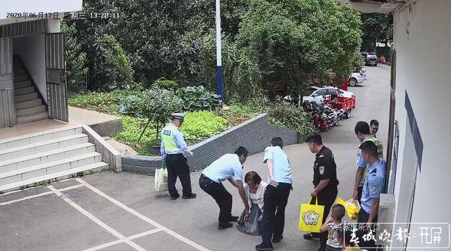 宣威暖心一幕！认出3年前孩子的救命恩人，母亲向民警下跪致谢...