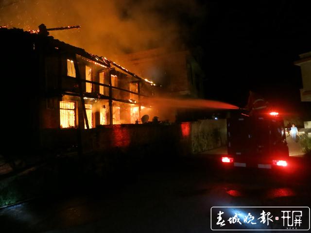 宣威暖心一幕！认出3年前孩子的救命恩人，母亲向民警下跪致谢...