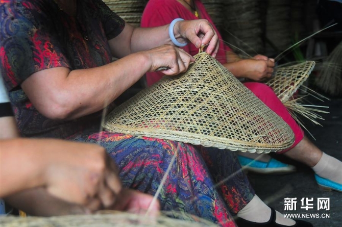 （社会）（3）赶制斗笠迎“双抢”