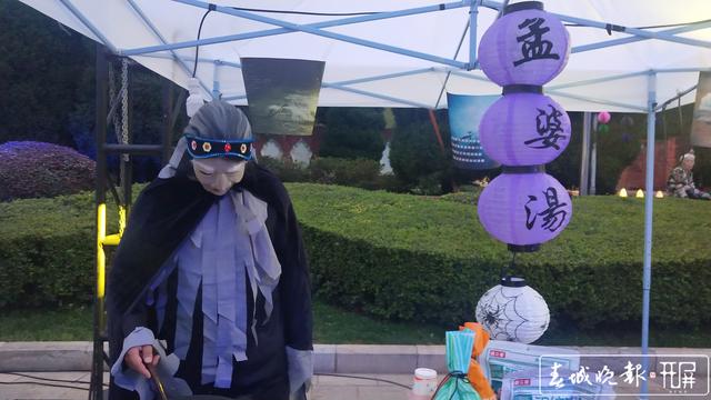 市民创意推出“孟婆汤”称能忘记过去,喝的市民还真不少