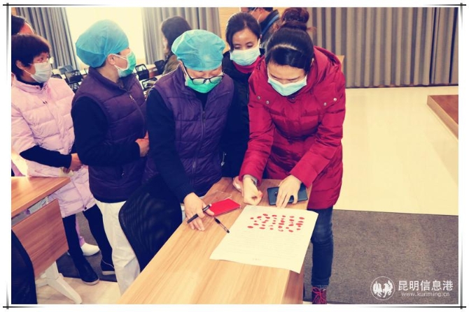 疫情防控初期区人民医院党员医务人员排队在请战书上签字