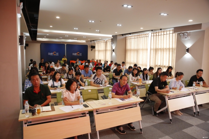 4.参训学员专心听讲