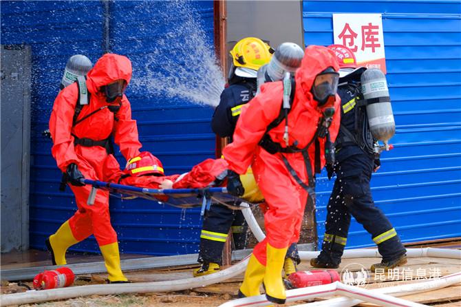 灭火的同时撤离伤员 灭火的同时撤离伤员