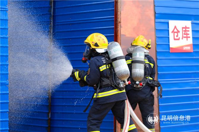 消防员到达现场开展灭火工作 消防员到达现场开展灭火工作